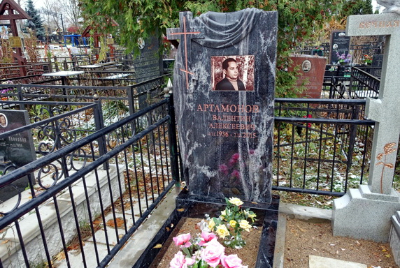 Изящный каменный памятник с православным крестом