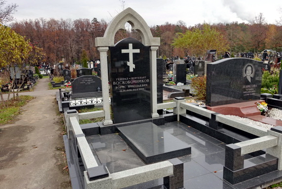 Простой памятник с аркой и православным крестом